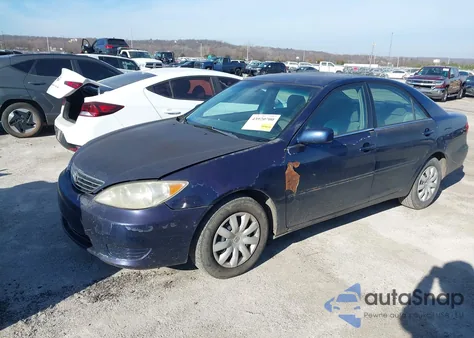 2005 Toyota Camry Le z USA, uszkodzony, nr VIN 4T1BE32K05U085363